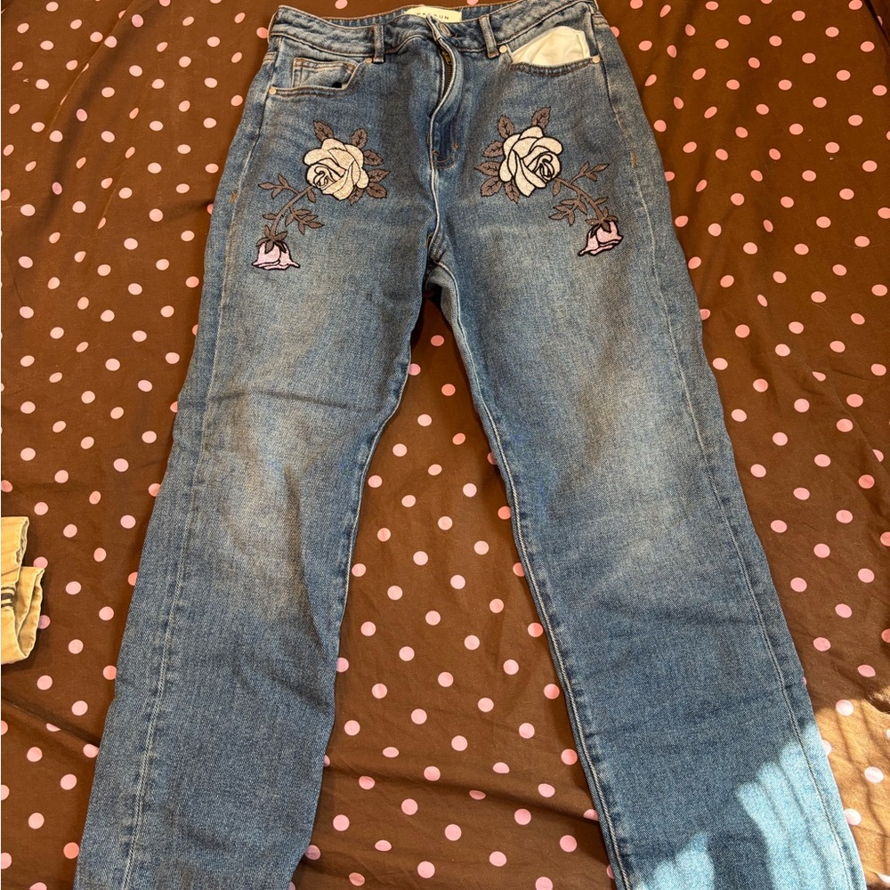 PacSun Embroidered Rose High-Rise Women’s mom Jeans - Picture 2 of 3